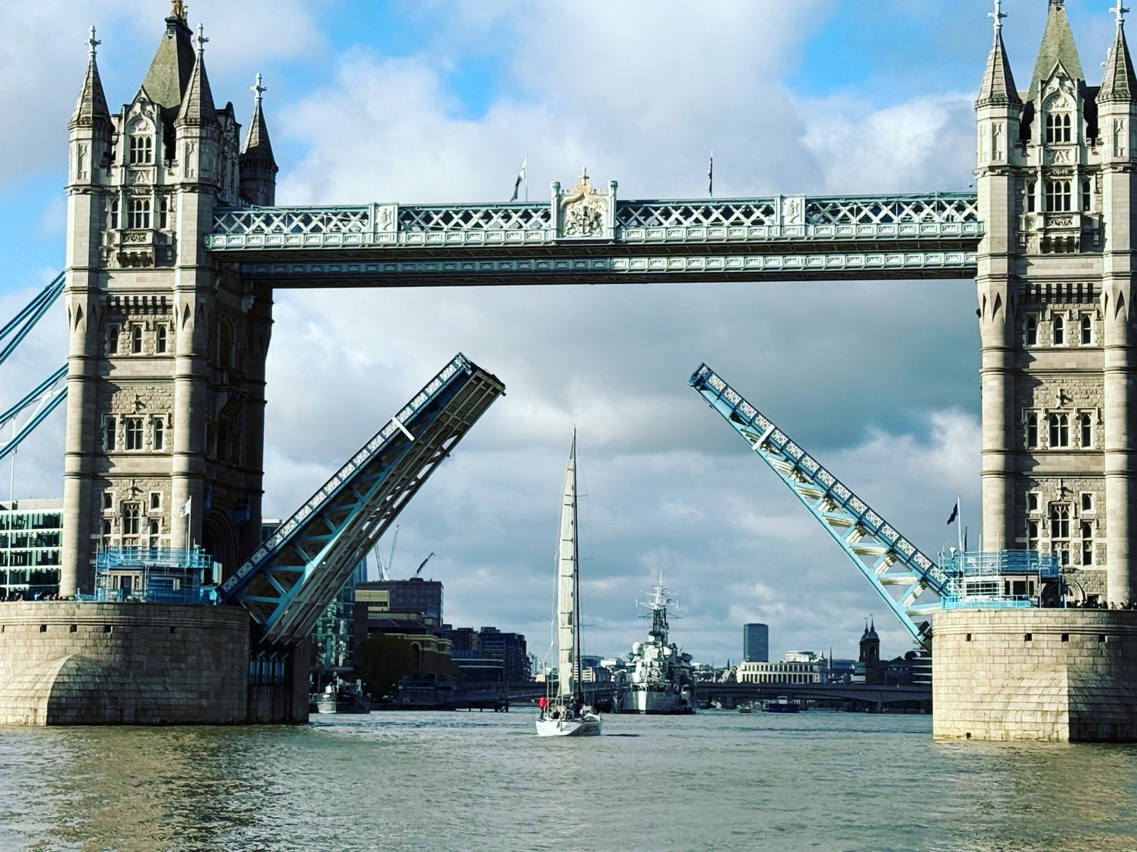SY Cormorant passing through the open Tower Bridge
